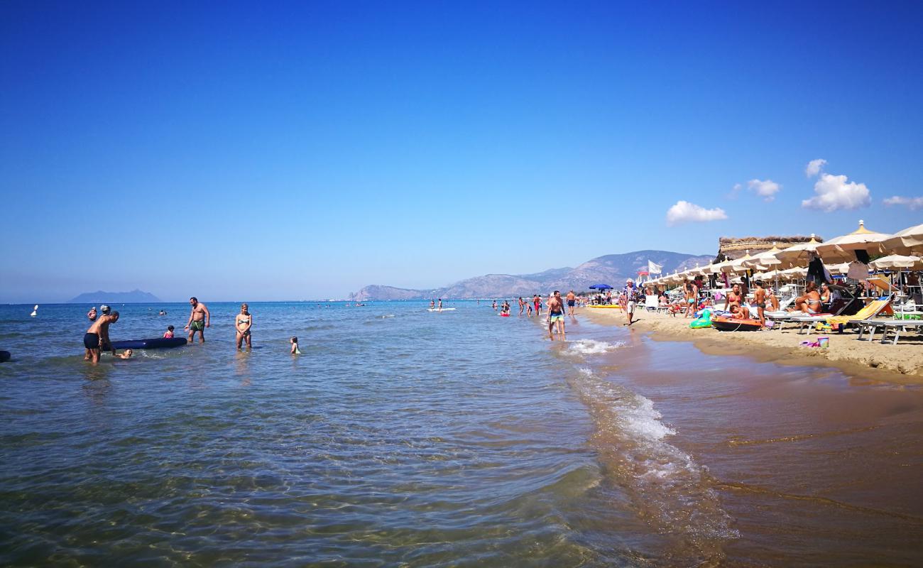 Lago Lungo beach'in fotoğrafı kahverengi kum yüzey ile