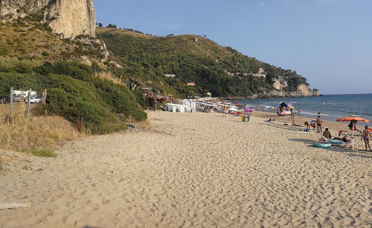 Spiaggia libera Sperlonga'in fotoğrafı i̇nce kahverengi kum yüzey ile