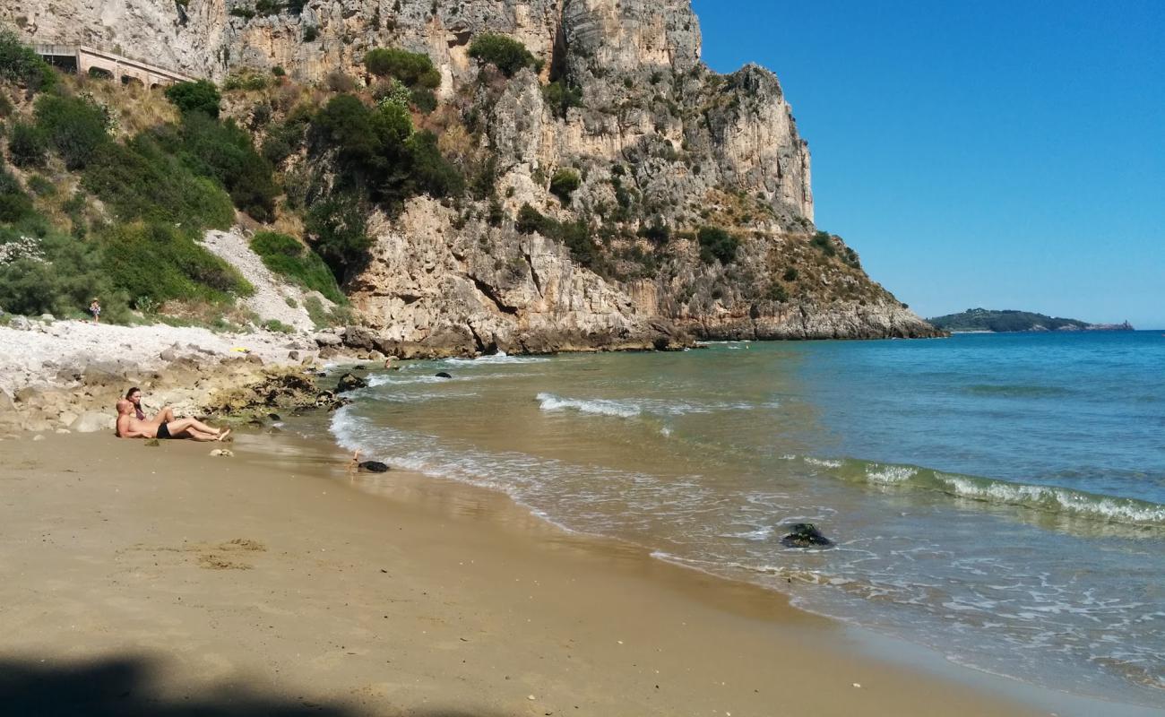 Spiaggia delle Bambole'in fotoğrafı siyah kum ve çakıl yüzey ile