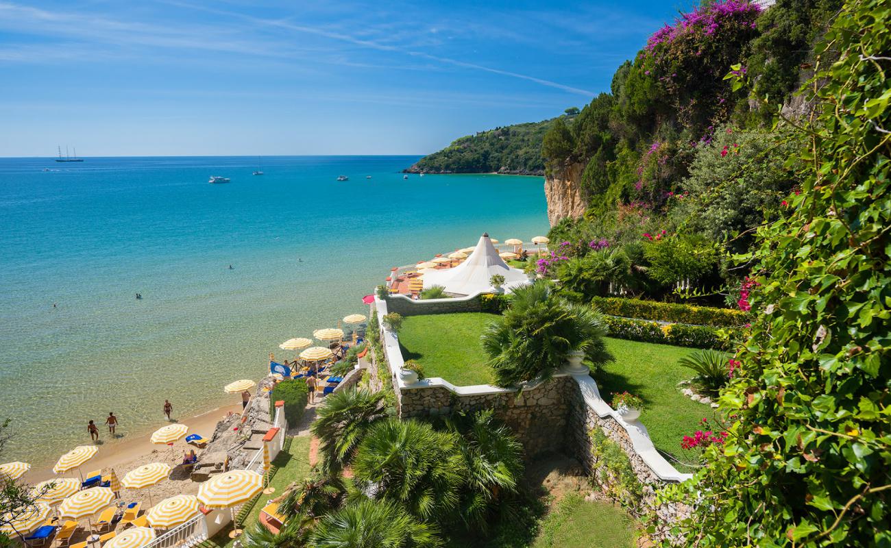 Spiaggia Grand Hotel le Rocce'in fotoğrafı kahverengi kum yüzey ile