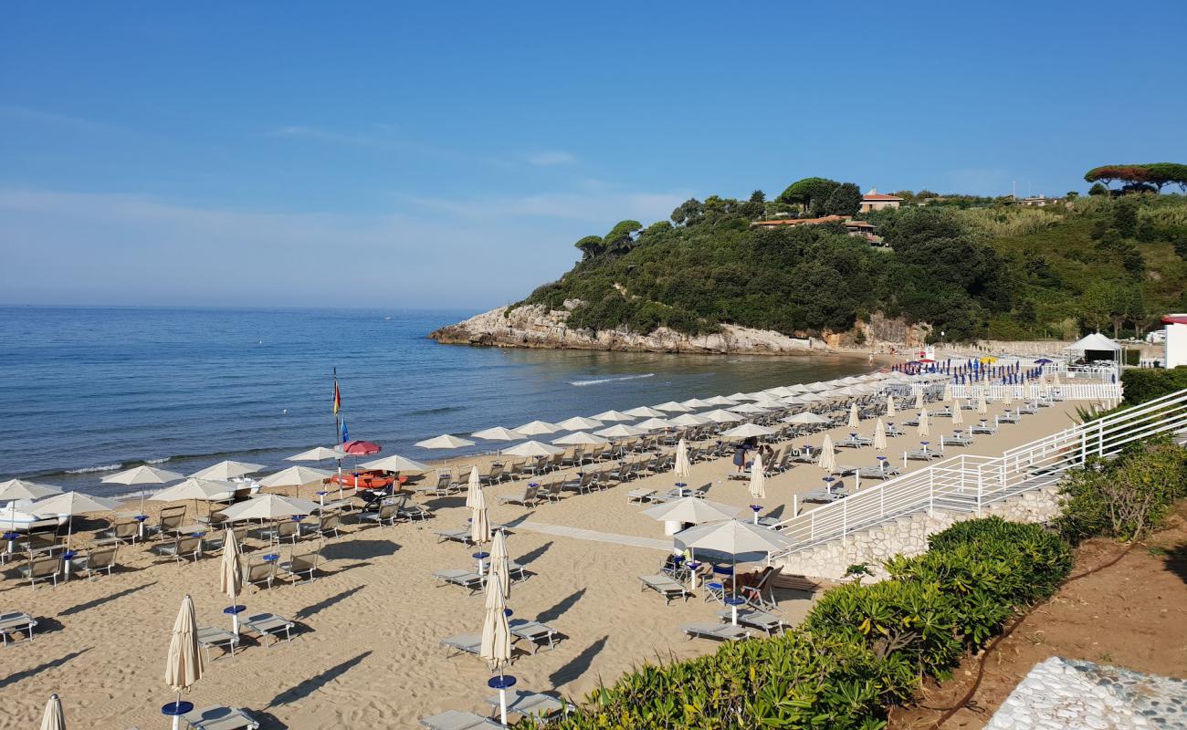 Spiaggia dell'Ariana'in fotoğrafı i̇nce kahverengi kum yüzey ile