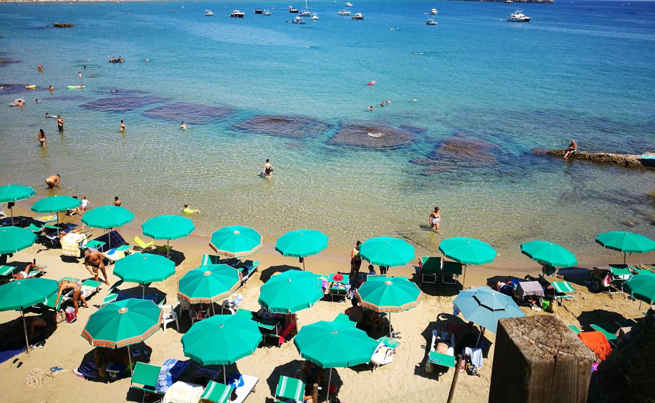 Spiaggia di Fontania'in fotoğrafı i̇nce kahverengi kum yüzey ile