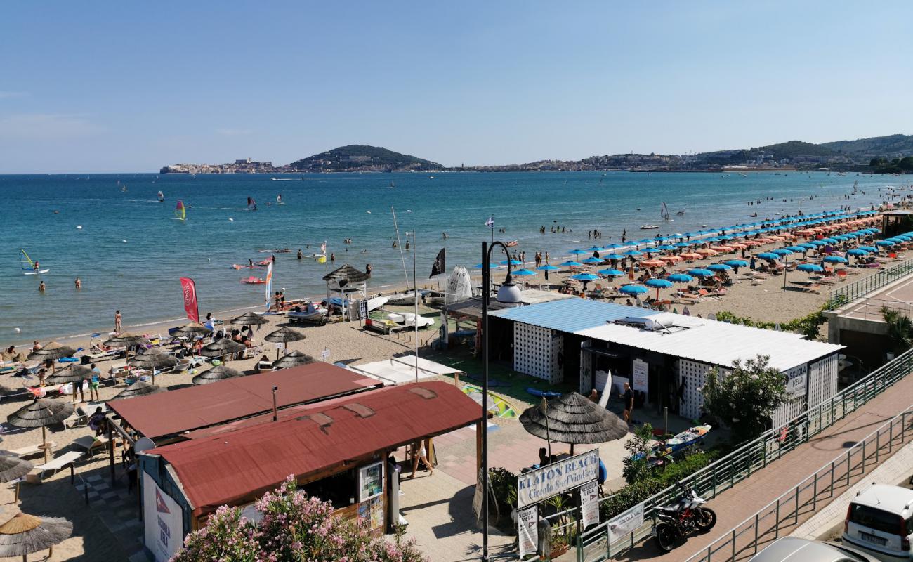 Spiaggia di Vindicio'in fotoğrafı kahverengi kum yüzey ile