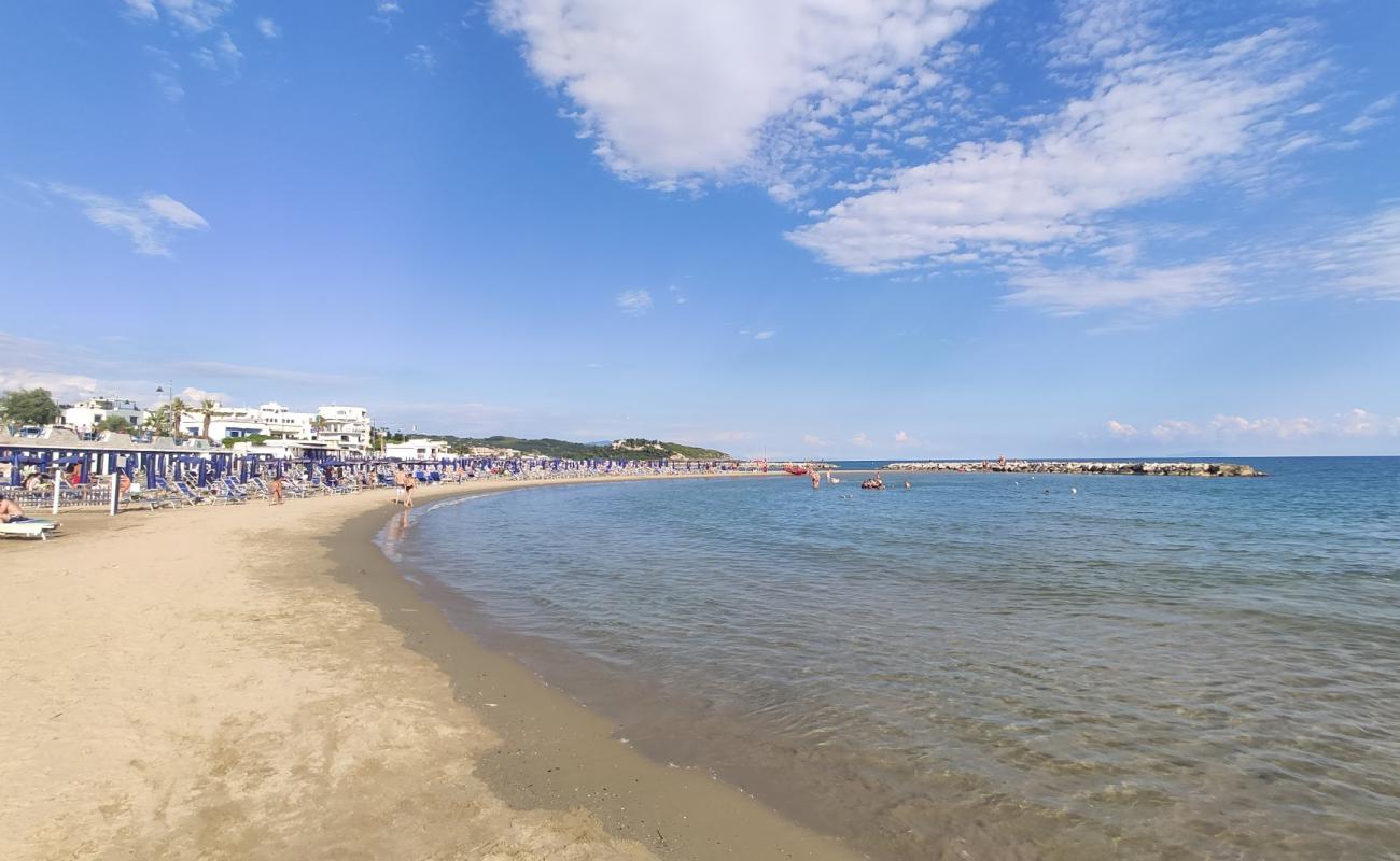 Gianola beach'in fotoğrafı kahverengi kum yüzey ile