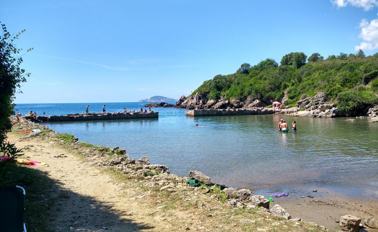 Porticciolo Romano'in fotoğrafı kahverengi kum yüzey ile