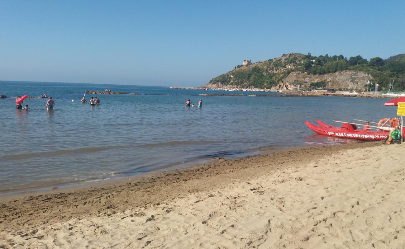 Scauri beach'in fotoğrafı kahverengi kum yüzey ile