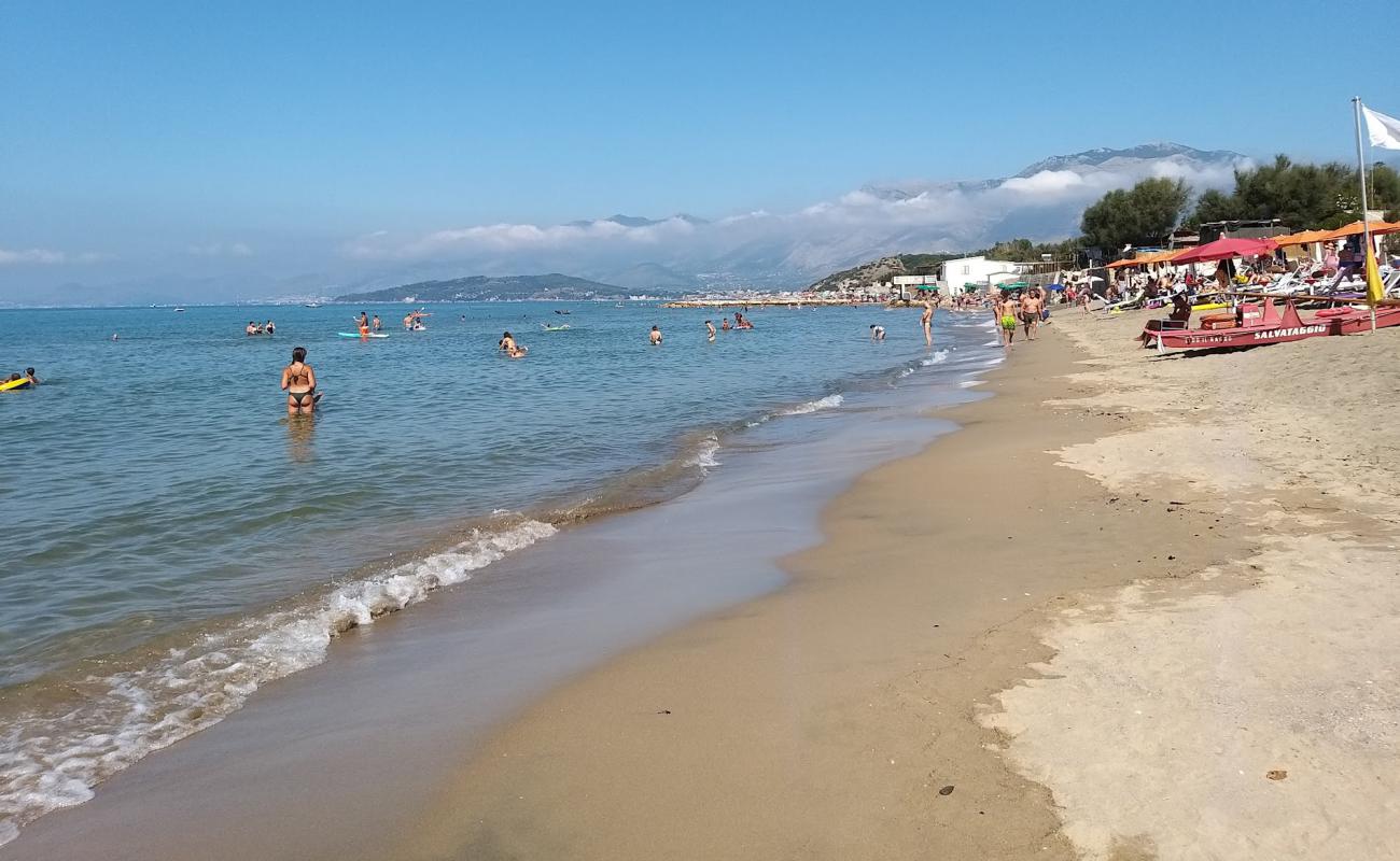 Marina di Minturno beach'in fotoğrafı kahverengi kum yüzey ile