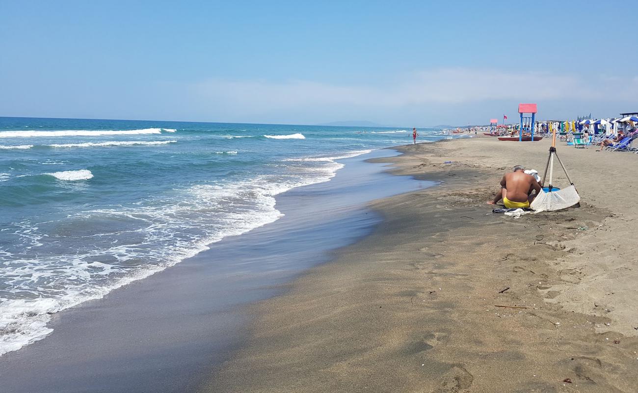 Baia Domizia beach'in fotoğrafı kahverengi kum yüzey ile