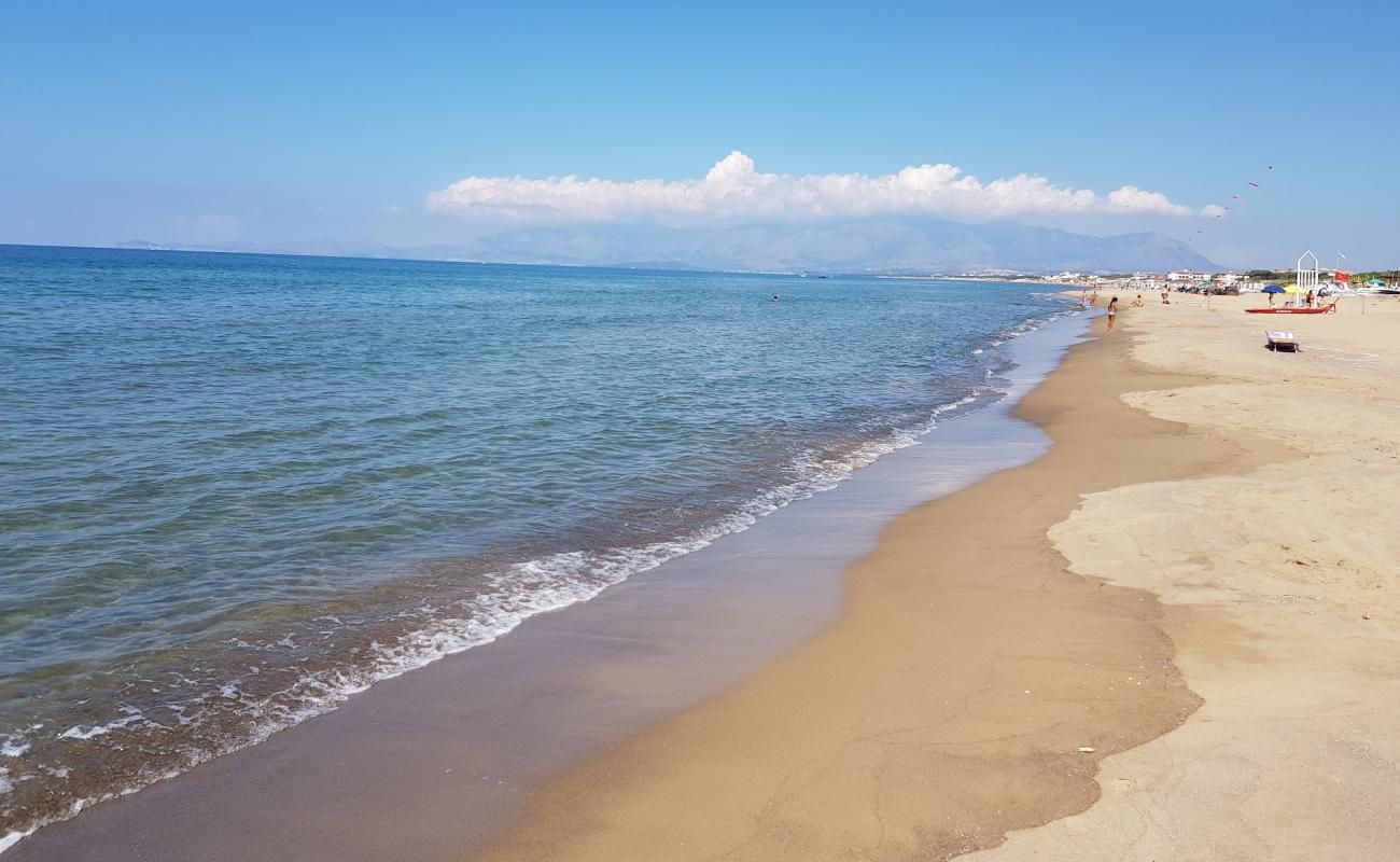 Le Vagnole Plajı'in fotoğrafı açık bej kum yüzey ile