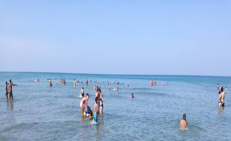 Bagnara di CastelVolturno Beach'in fotoğrafı siyah kum yüzey ile