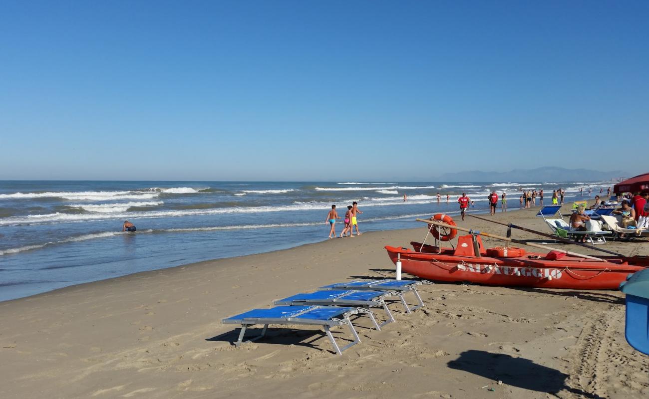 Ischitella Beach'in fotoğrafı açık bej kum yüzey ile