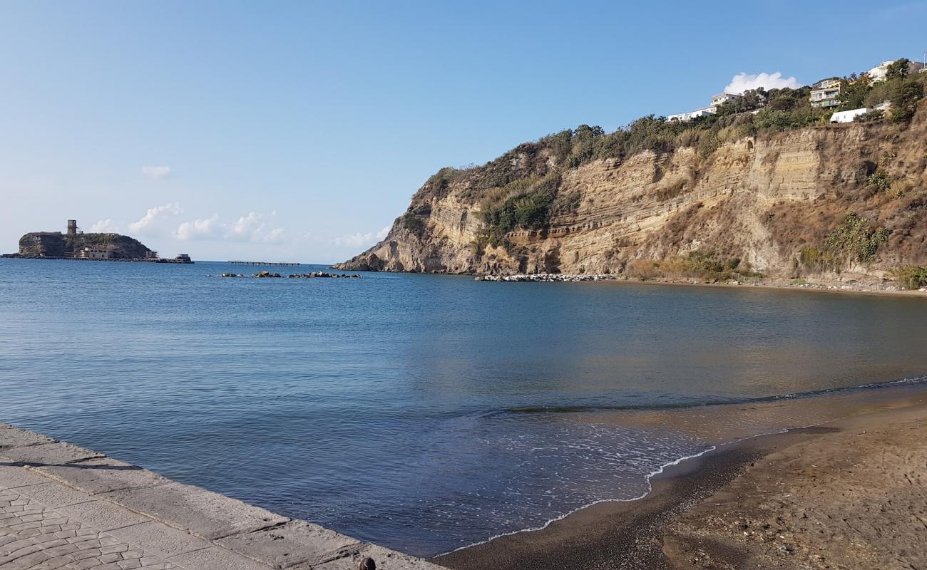 Spiaggia di Acquamorta'in fotoğrafı gri kum yüzey ile