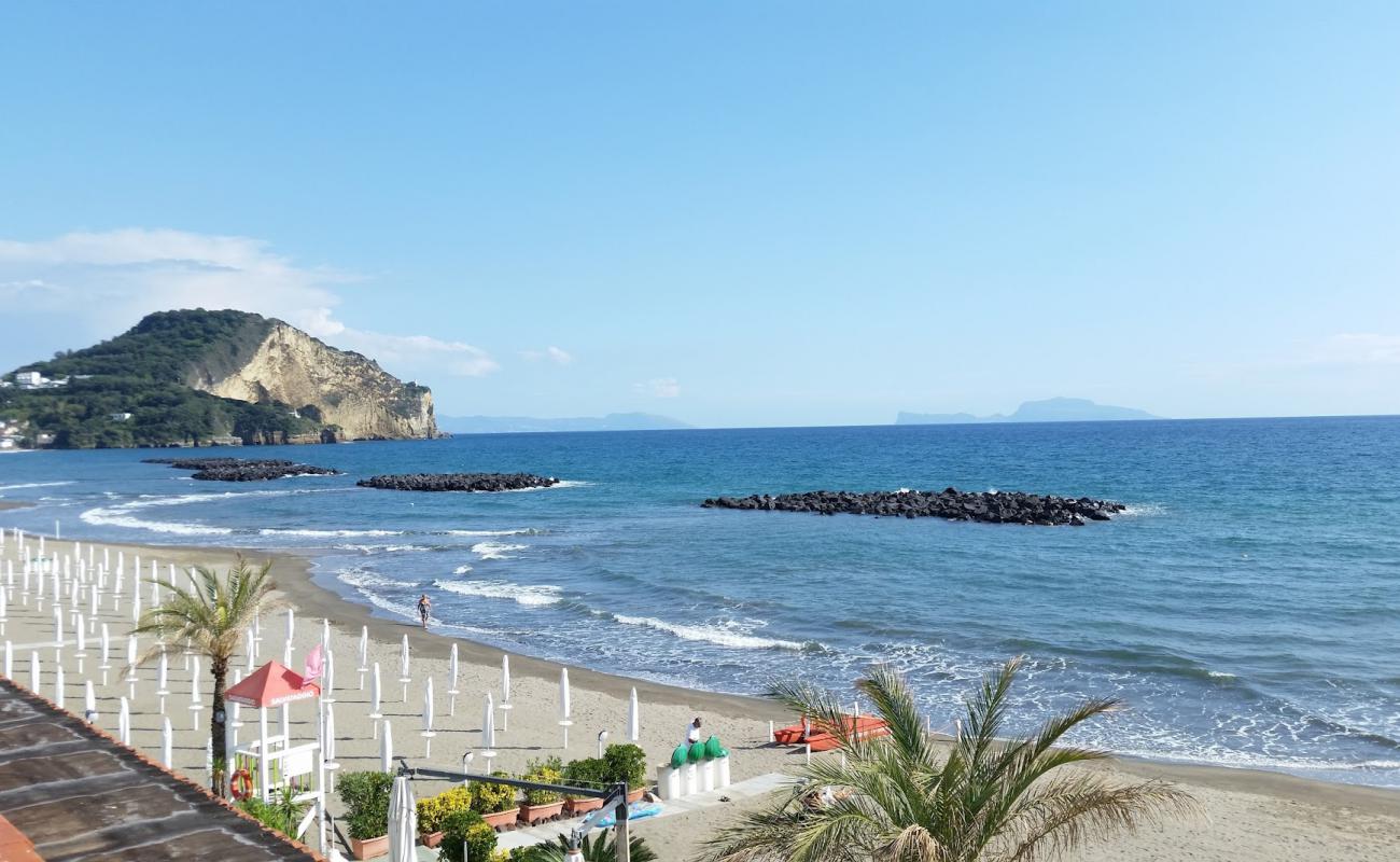 Bacoli beach'in fotoğrafı kahverengi kum yüzey ile