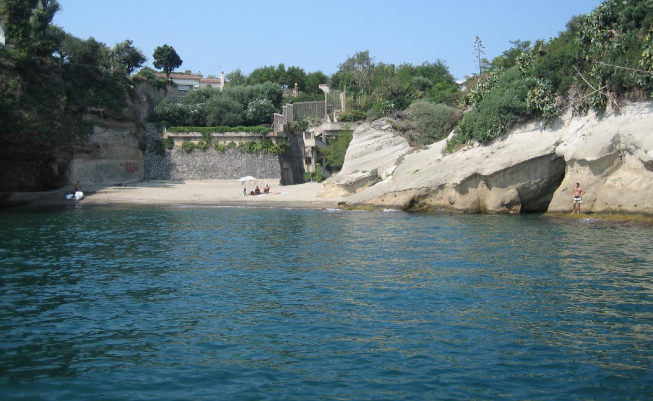 Spiaggia di Miseno'in fotoğrafı kahverengi kum yüzey ile