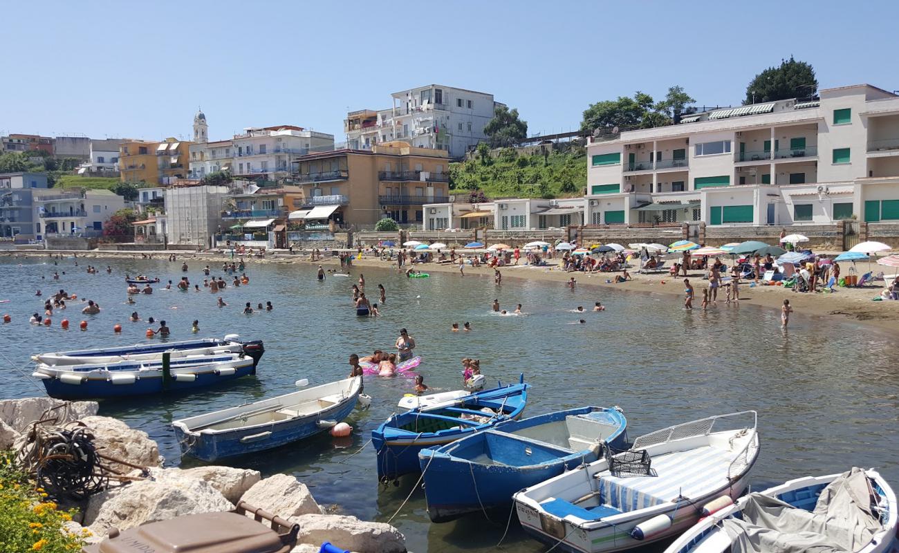 Marina grande beach'in fotoğrafı kahverengi kum yüzey ile