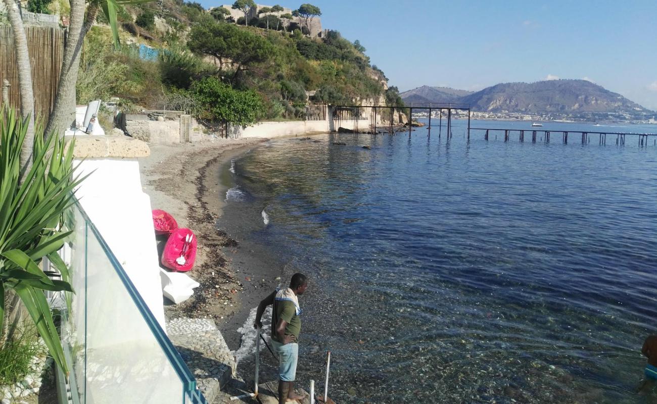 Cannito beach'in fotoğrafı küçük kahverengi çakıllar yüzey ile