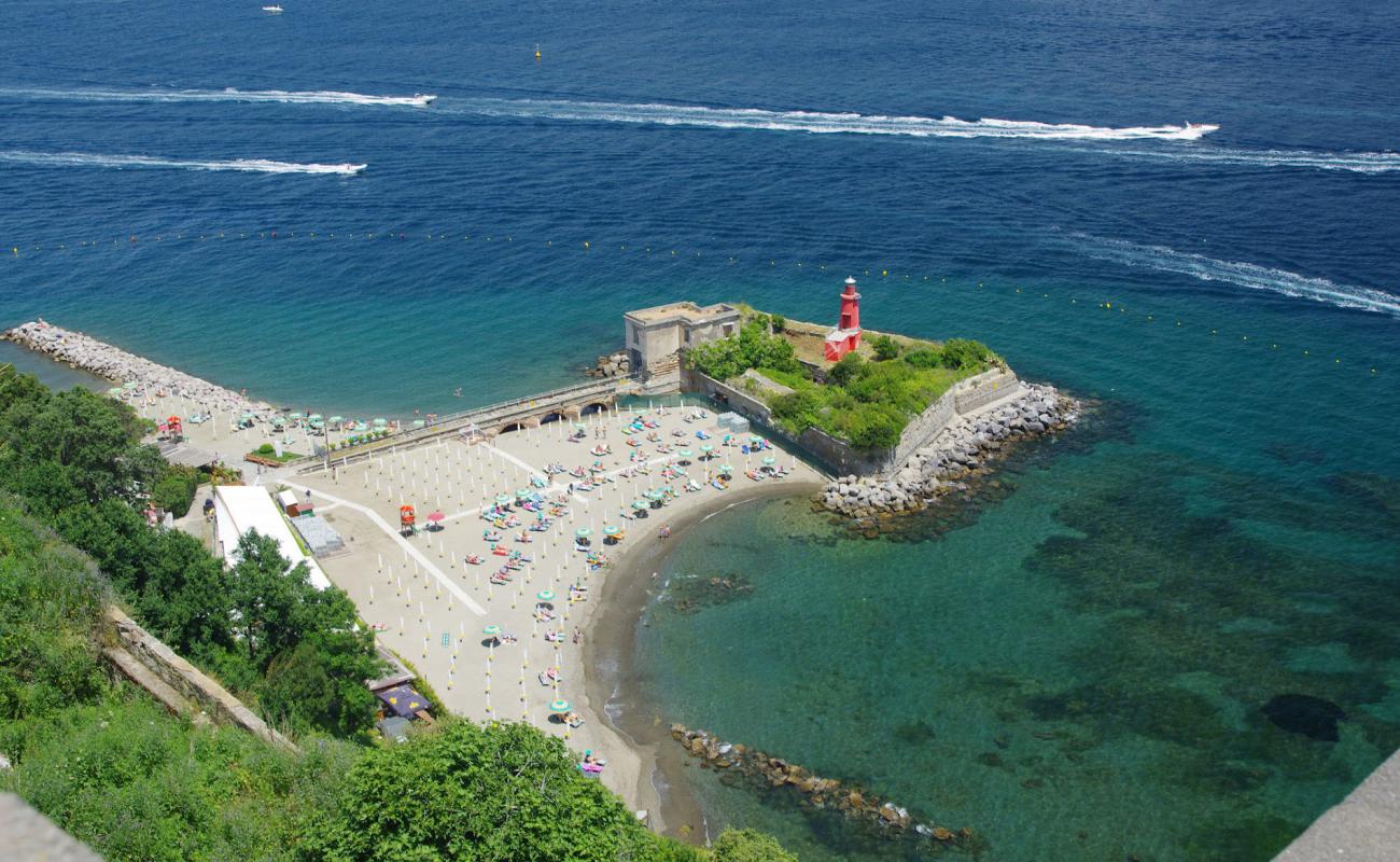Spiaggia del Castello di Baia'in fotoğrafı kahverengi kum yüzey ile