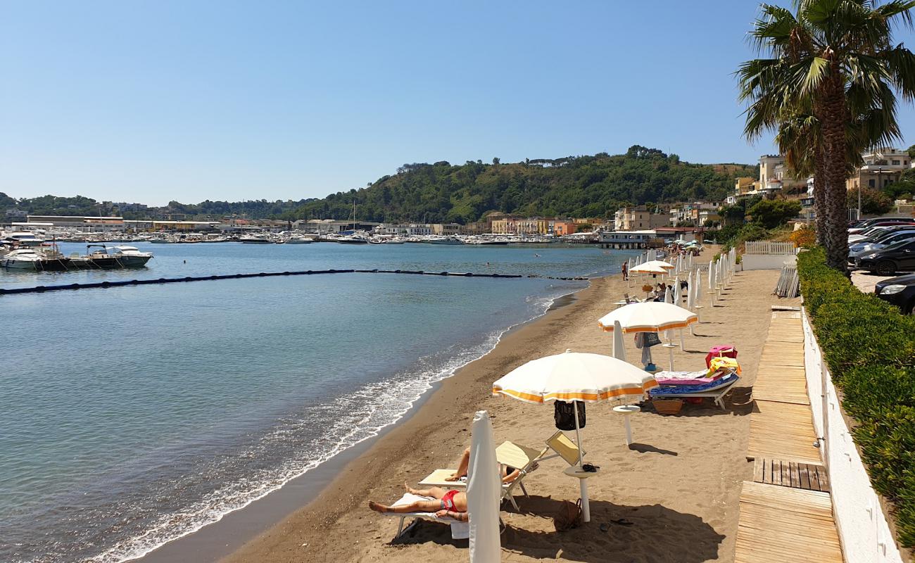 Baiae beach'in fotoğrafı kahverengi kum yüzey ile