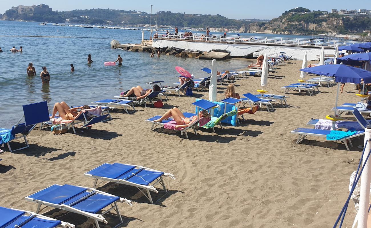 Montenuovo beach'in fotoğrafı kahverengi kum yüzey ile