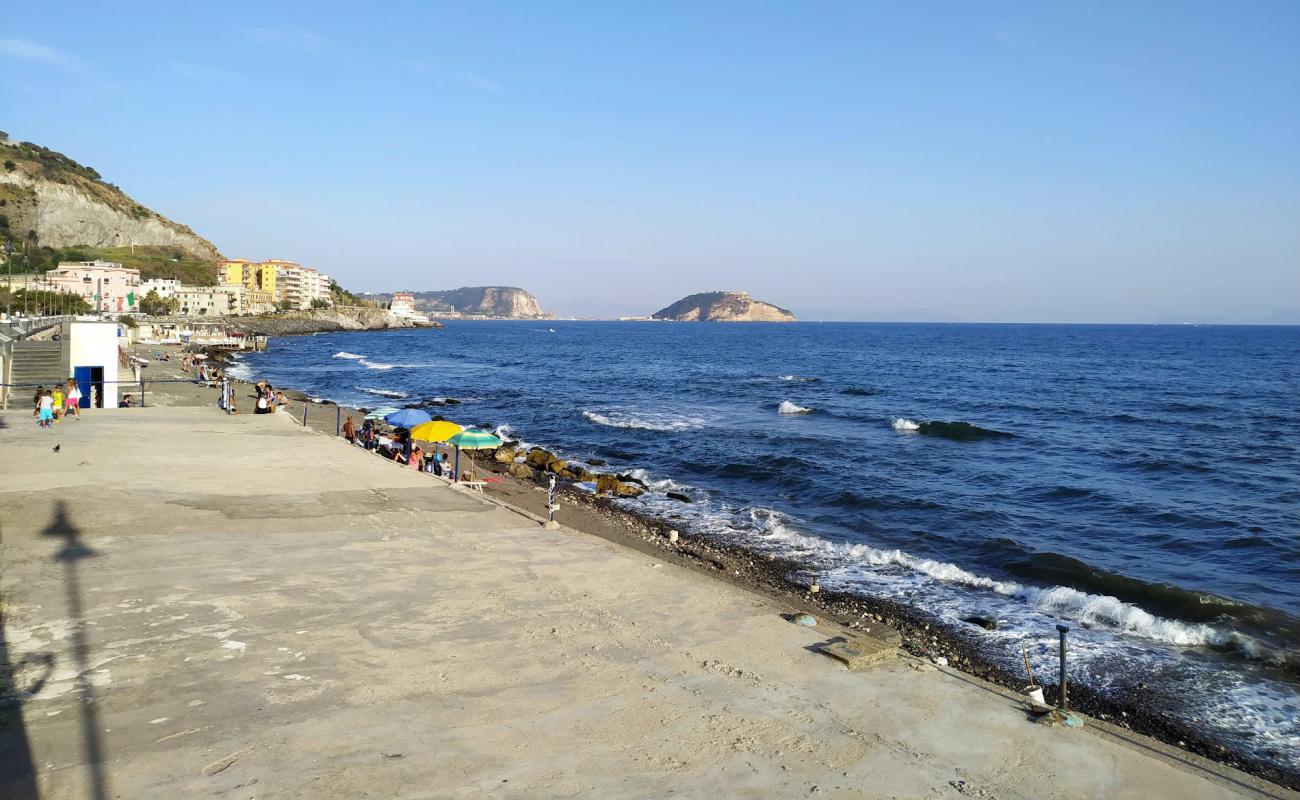 Pozzuoli Beach'in fotoğrafı kayalık arazi yüzey ile