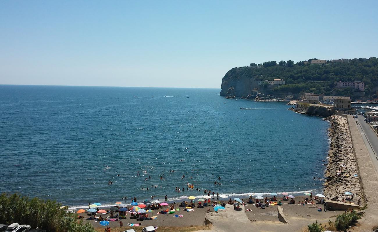 Via Nisida Beach'in fotoğrafı taşlı kum yüzey ile