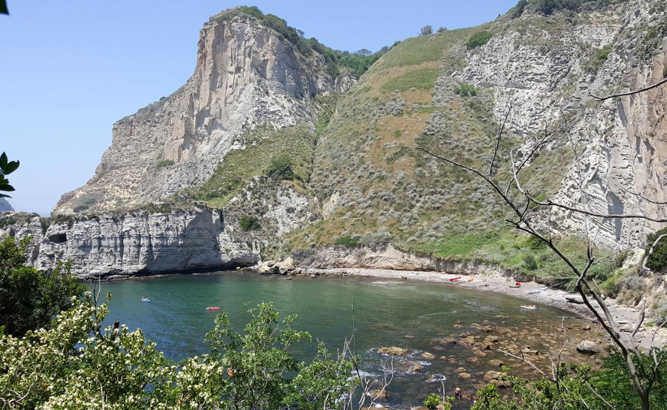 Baia Trentaremi'in fotoğrafı gri çakıl taşı yüzey ile