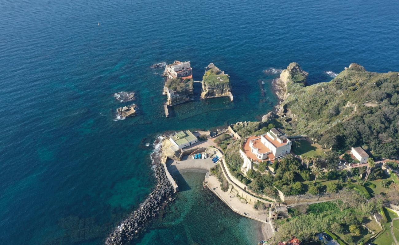 Spiaggia della Gaiola'in fotoğrafı gri kum ve çakıllar yüzey ile