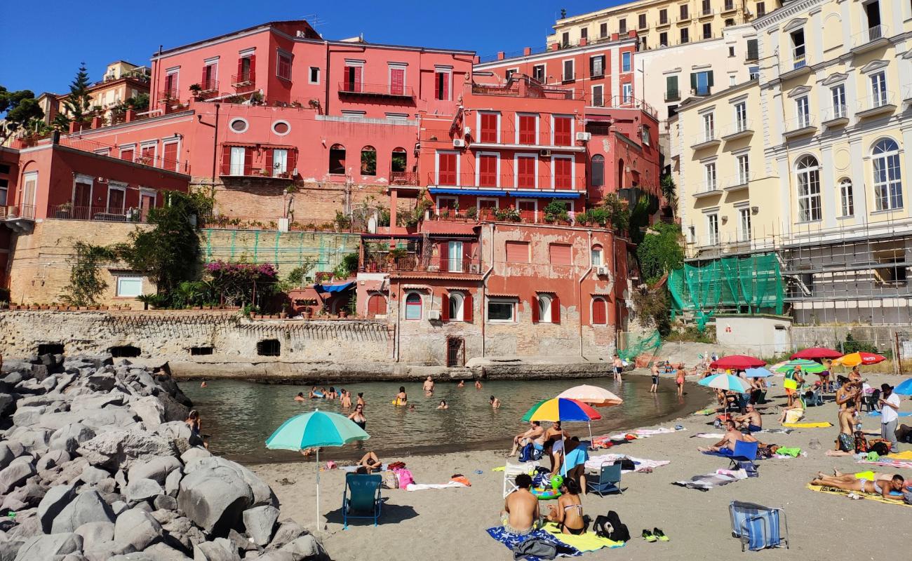 Bagno Sirena Posillipo'in fotoğrafı siyah kum yüzey ile
