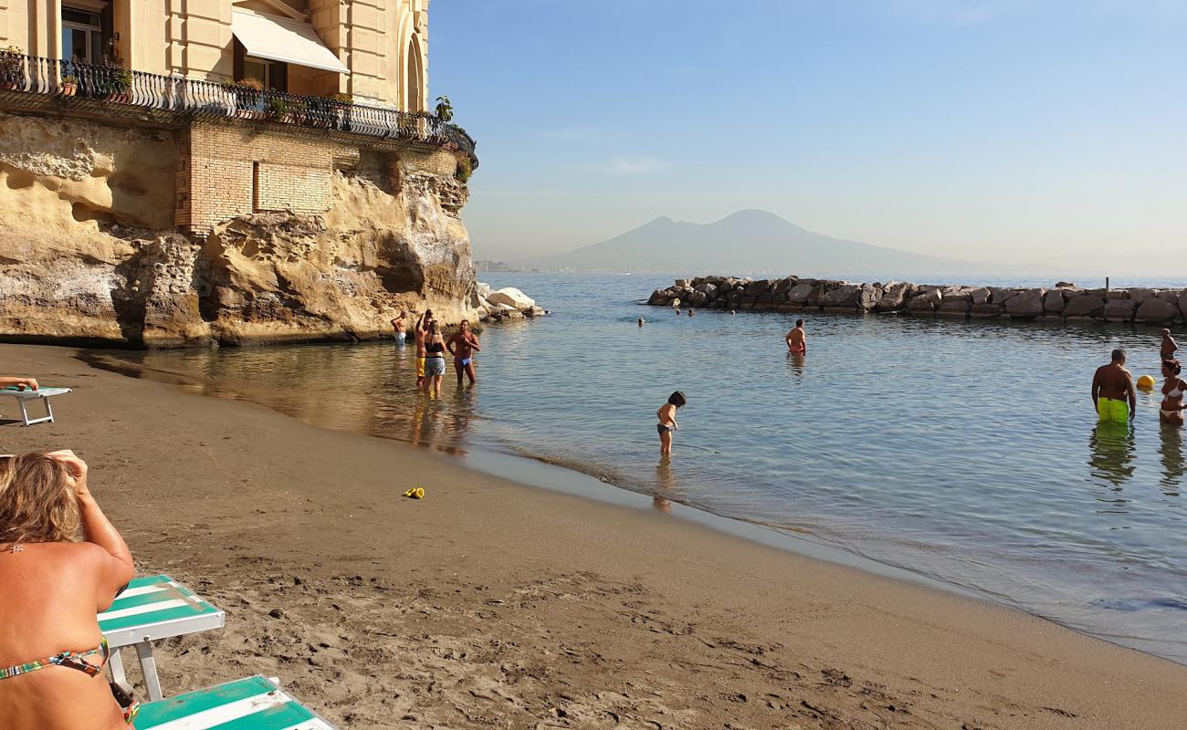 Spiaggia delle Monache'in fotoğrafı siyah kum yüzey ile