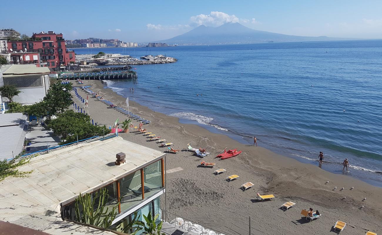 Spiaggia di via Posillipo II'in fotoğrafı kahverengi kum yüzey ile