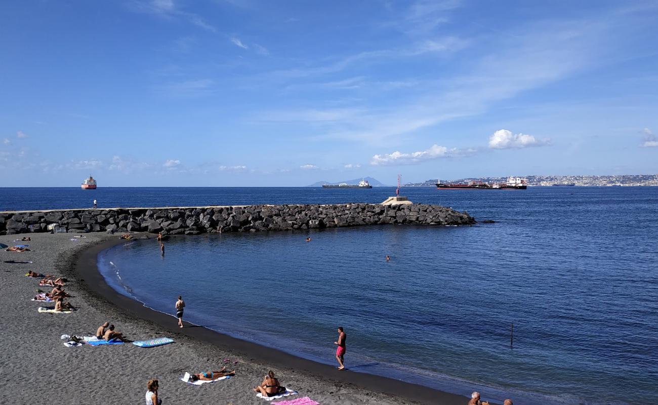 Spiaggia del Granatello'in fotoğrafı gri kum yüzey ile