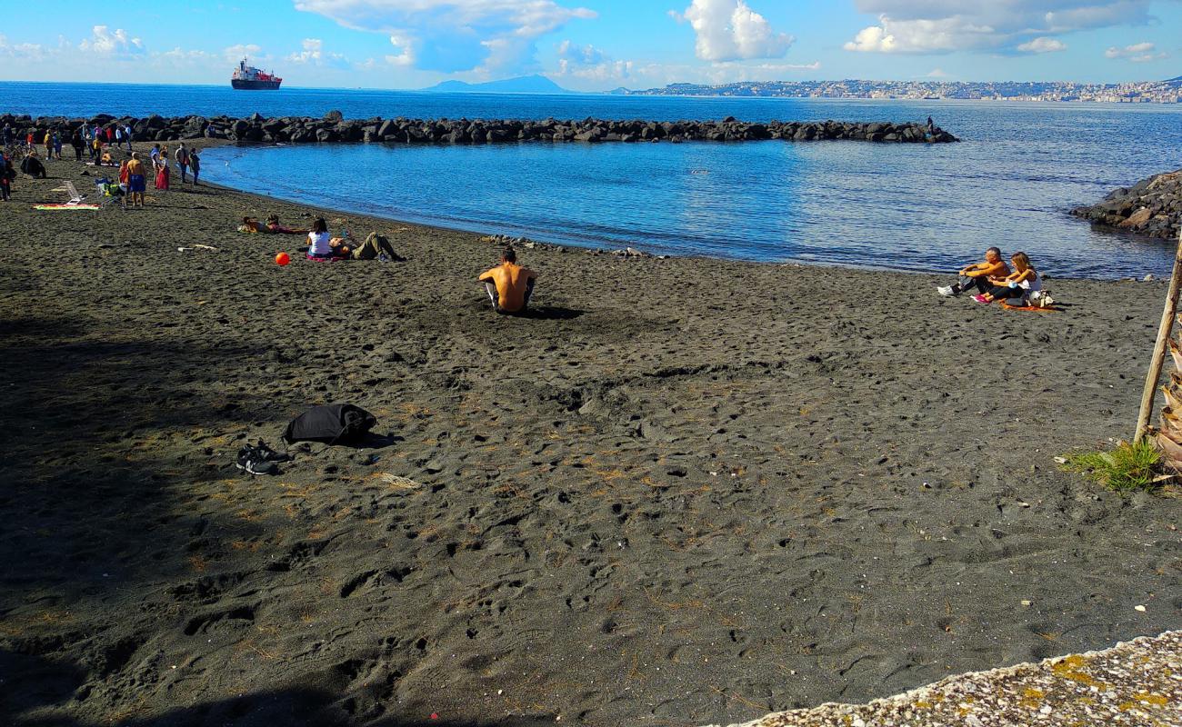 Spiaggia Delle Mortelle'in fotoğrafı gri kum yüzey ile