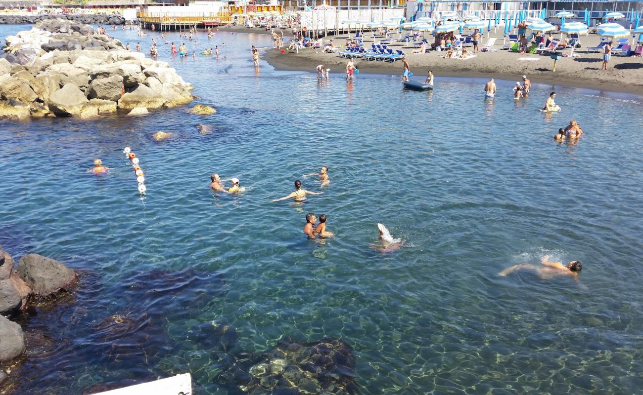 Spiaggia di via Calastro'in fotoğrafı gri kum yüzey ile