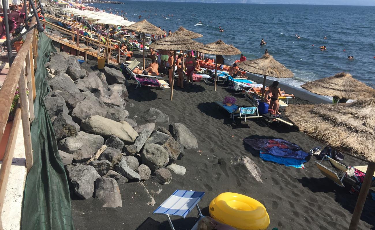 Spiaggia di via Litoranea'in fotoğrafı gri kum yüzey ile