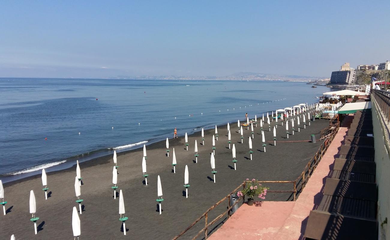 Spiaggia di via Litoranea II'in fotoğrafı gri kum yüzey ile