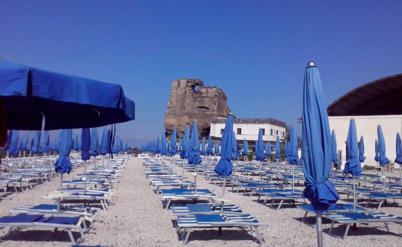 Torre Saracena'in fotoğrafı gri çakıl taşı yüzey ile