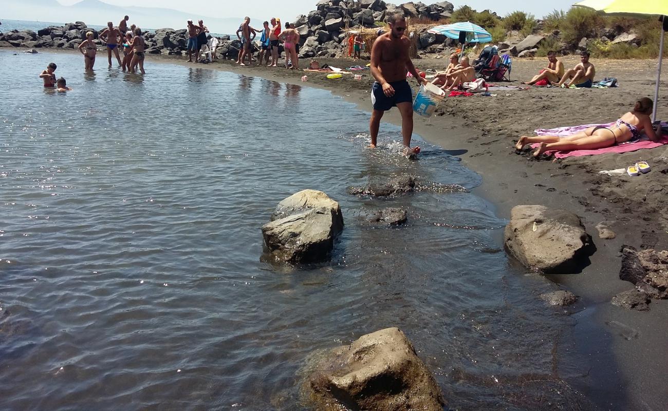 Oncino beach'in fotoğrafı gri kum yüzey ile