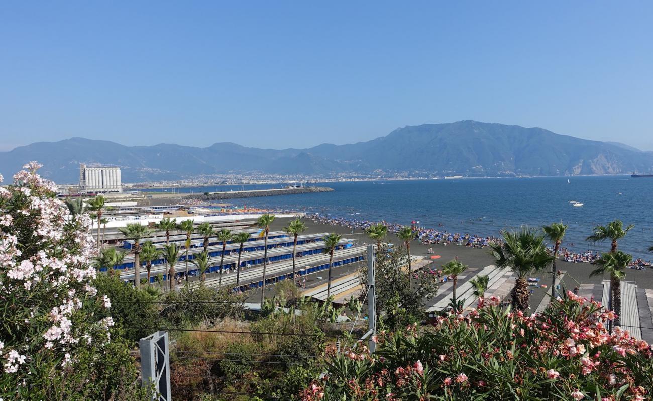 Torre Annunziata beach'in fotoğrafı gri kum yüzey ile