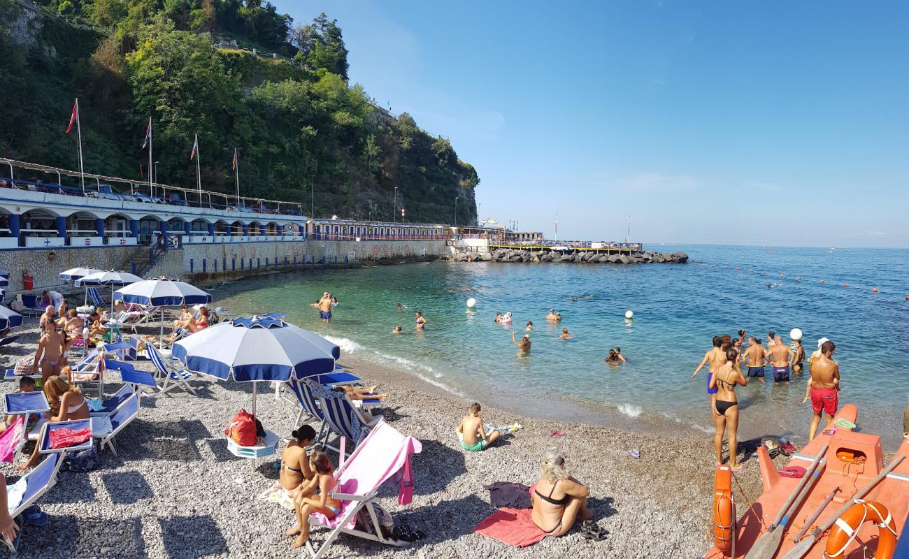 Lido Lo Scoglio'in fotoğrafı koyu i̇nce çakıl yüzey ile