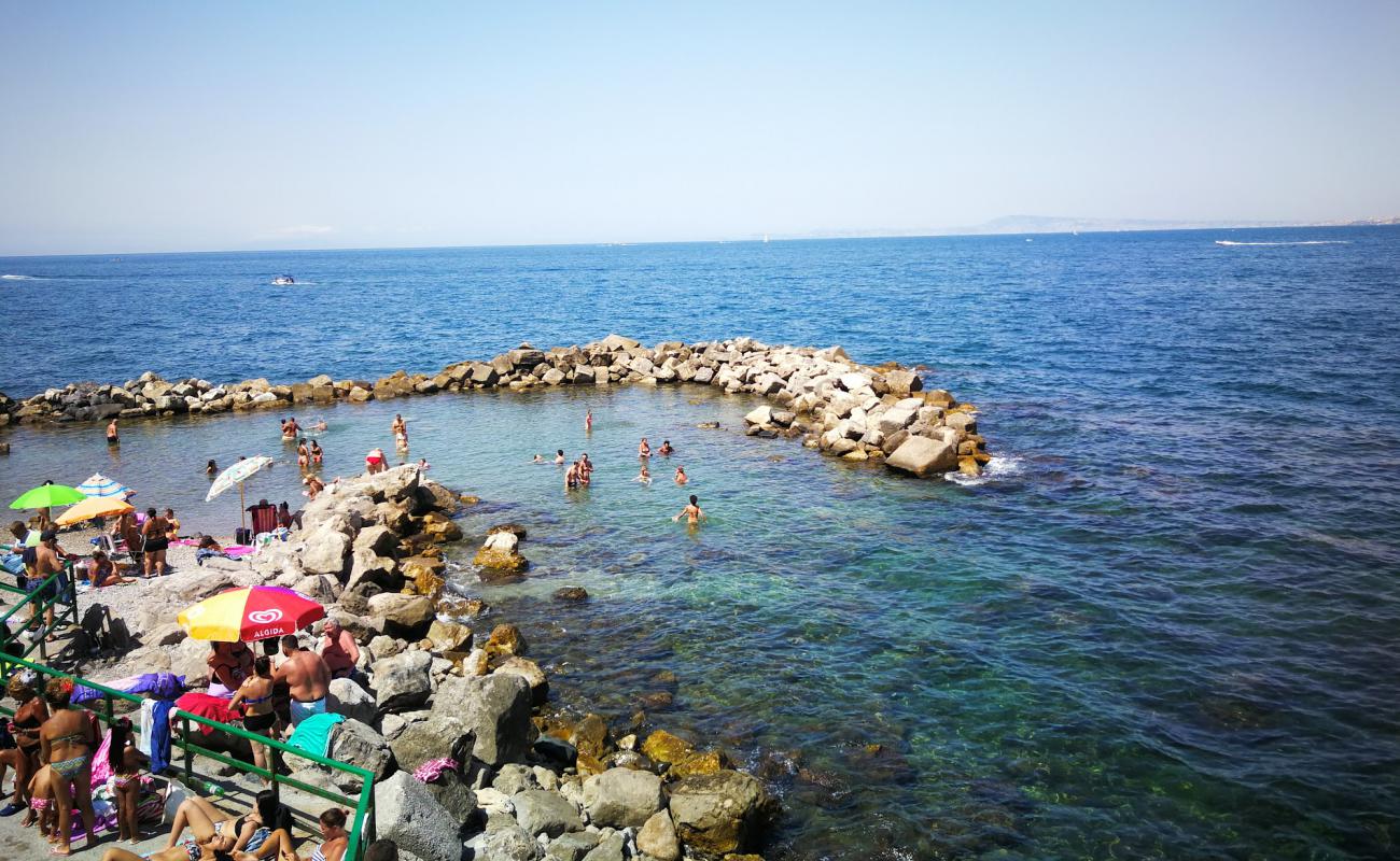 La Palombara beach'in fotoğrafı gri çakıl taşı yüzey ile