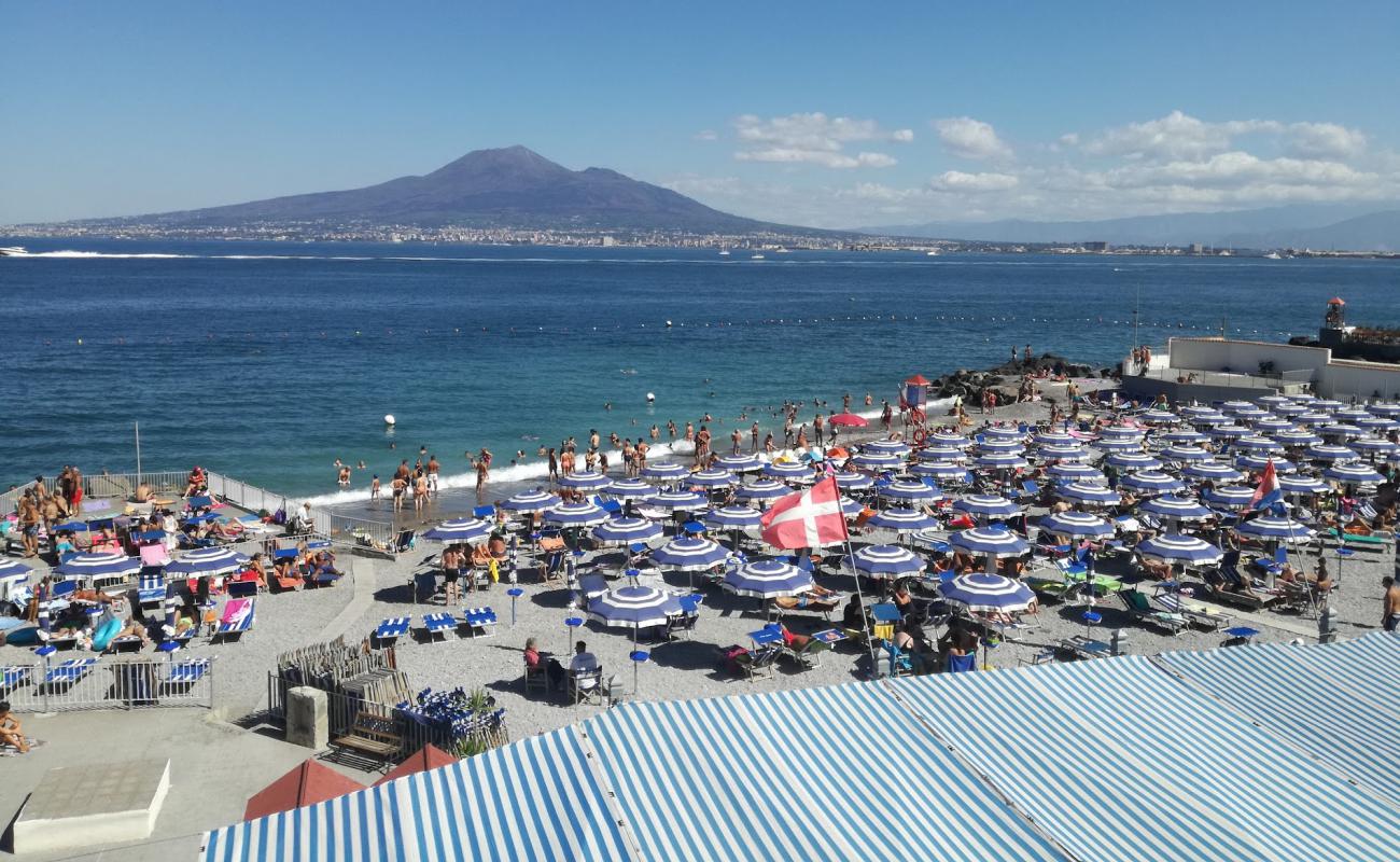 Pozzano beach'in fotoğrafı gri ince çakıl taş yüzey ile