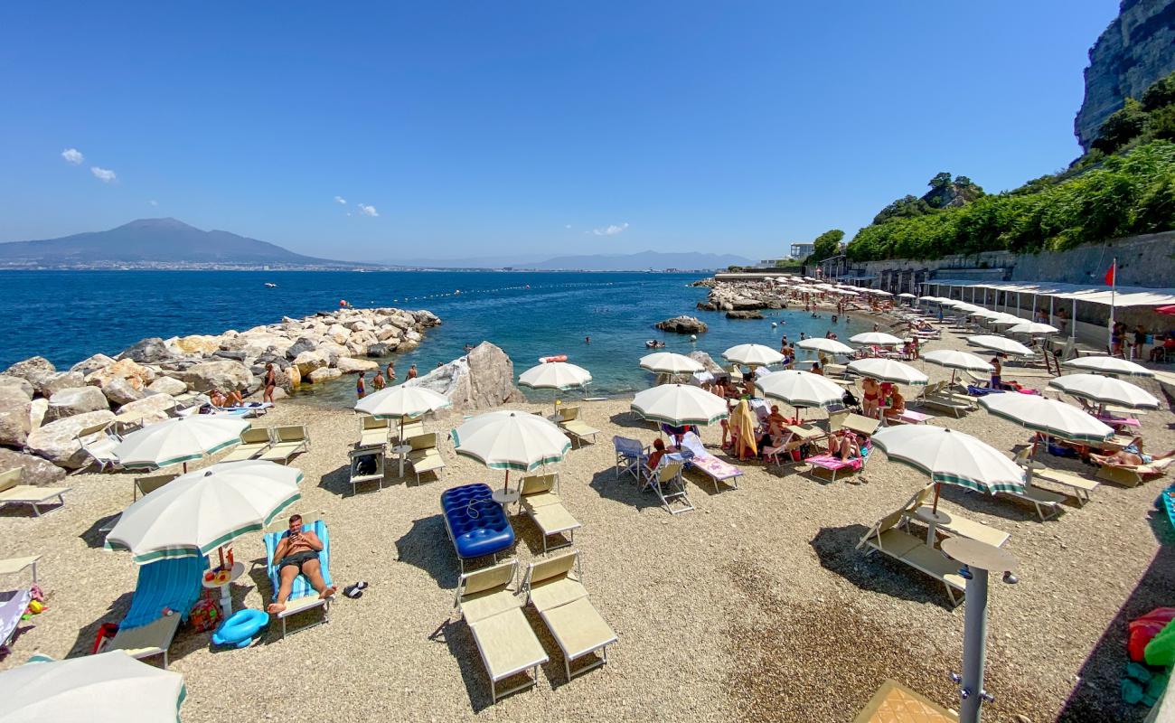 Stone beach'in fotoğrafı gri ince çakıl taş yüzey ile