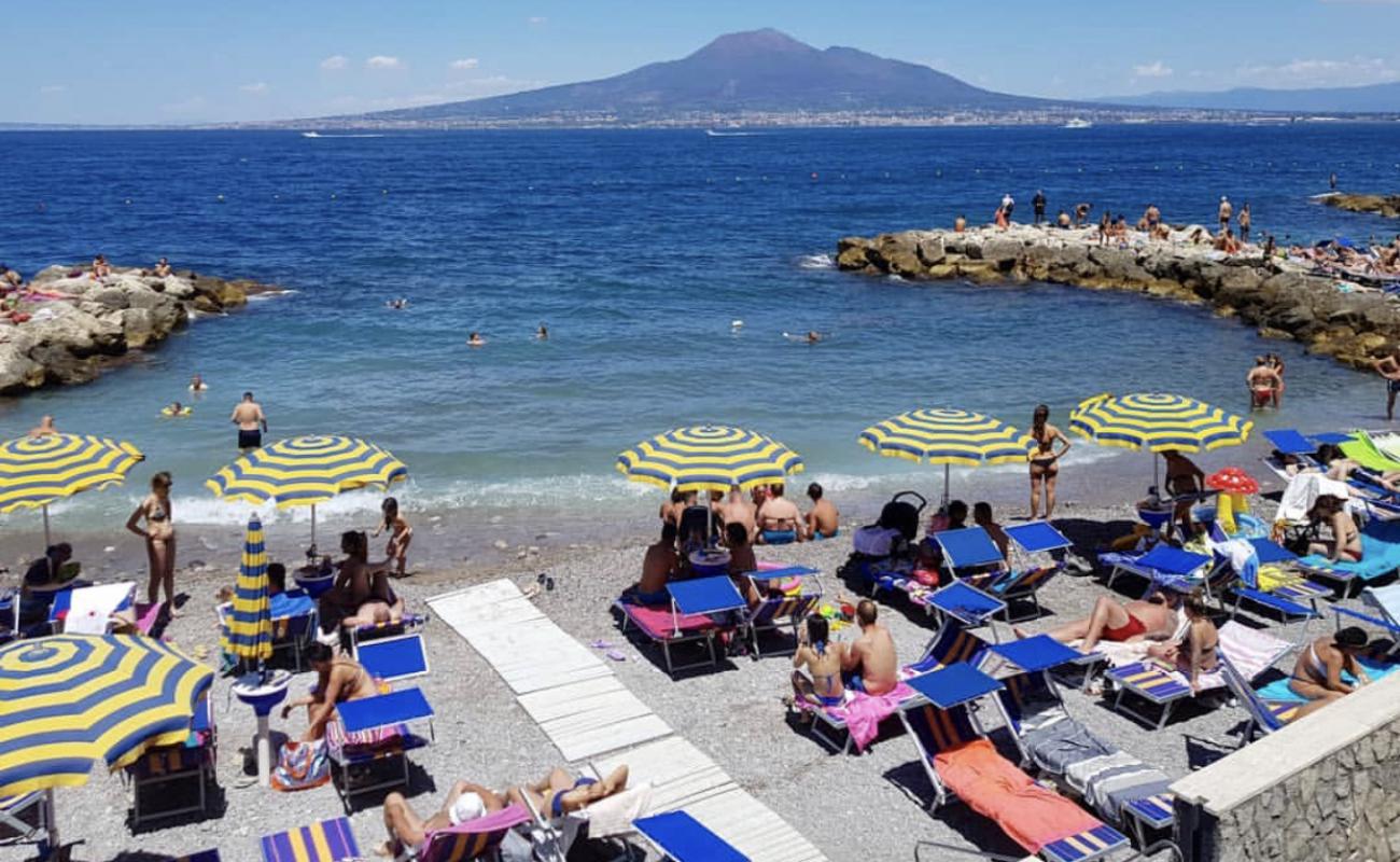 Simone Catello beach'in fotoğrafı gri ince çakıl taş yüzey ile