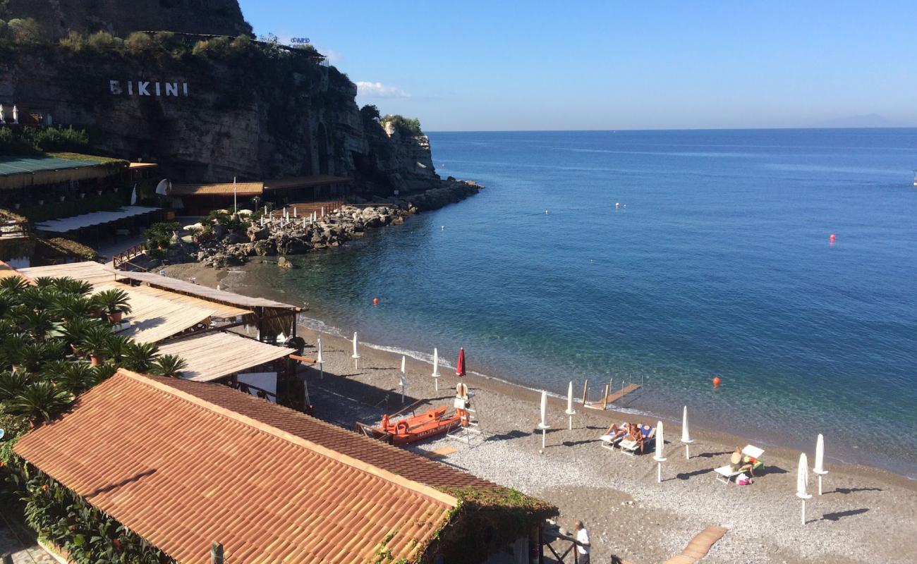 Il Bikini beach'in fotoğrafı gri ince çakıl taş yüzey ile