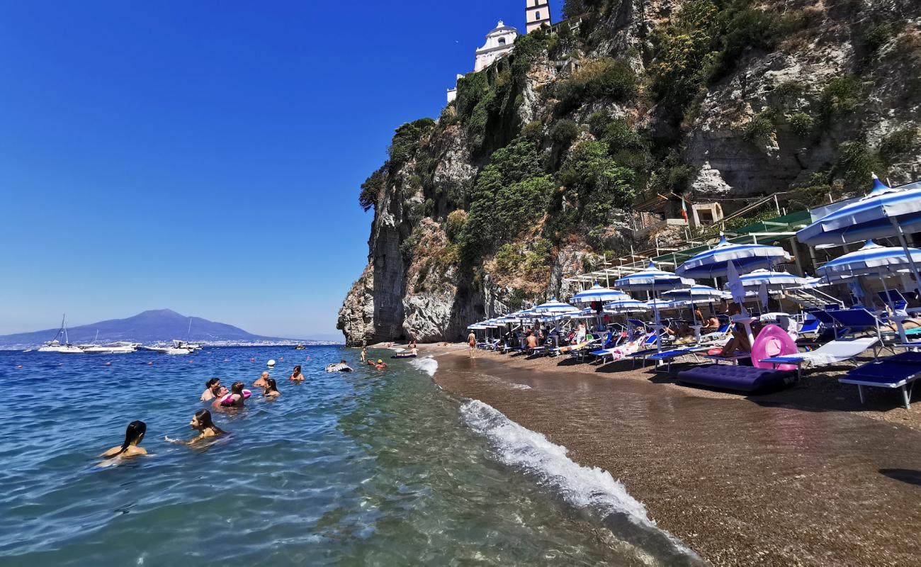 Vico Equense beach'in fotoğrafı gri ince çakıl taş yüzey ile