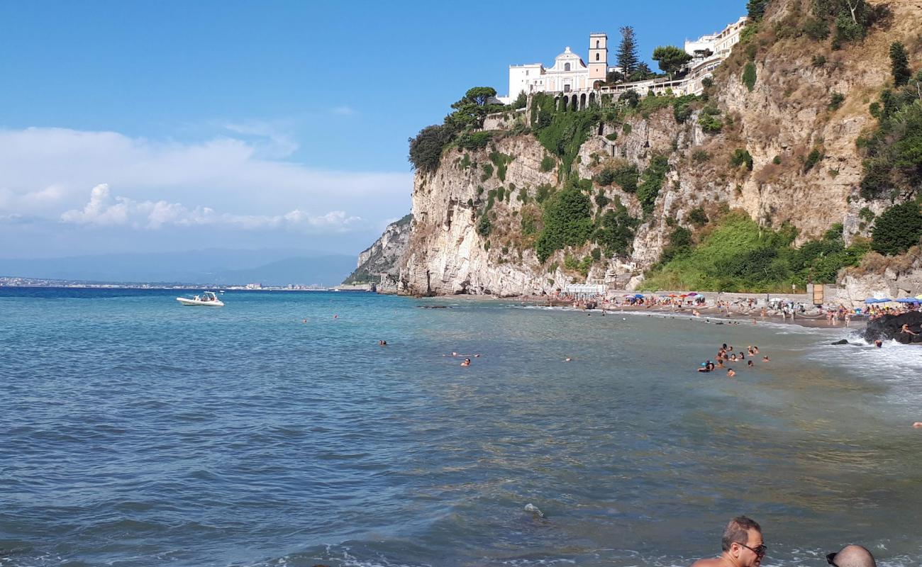 Vico Equense beach II'in fotoğrafı gri kum ve çakıl yüzey ile