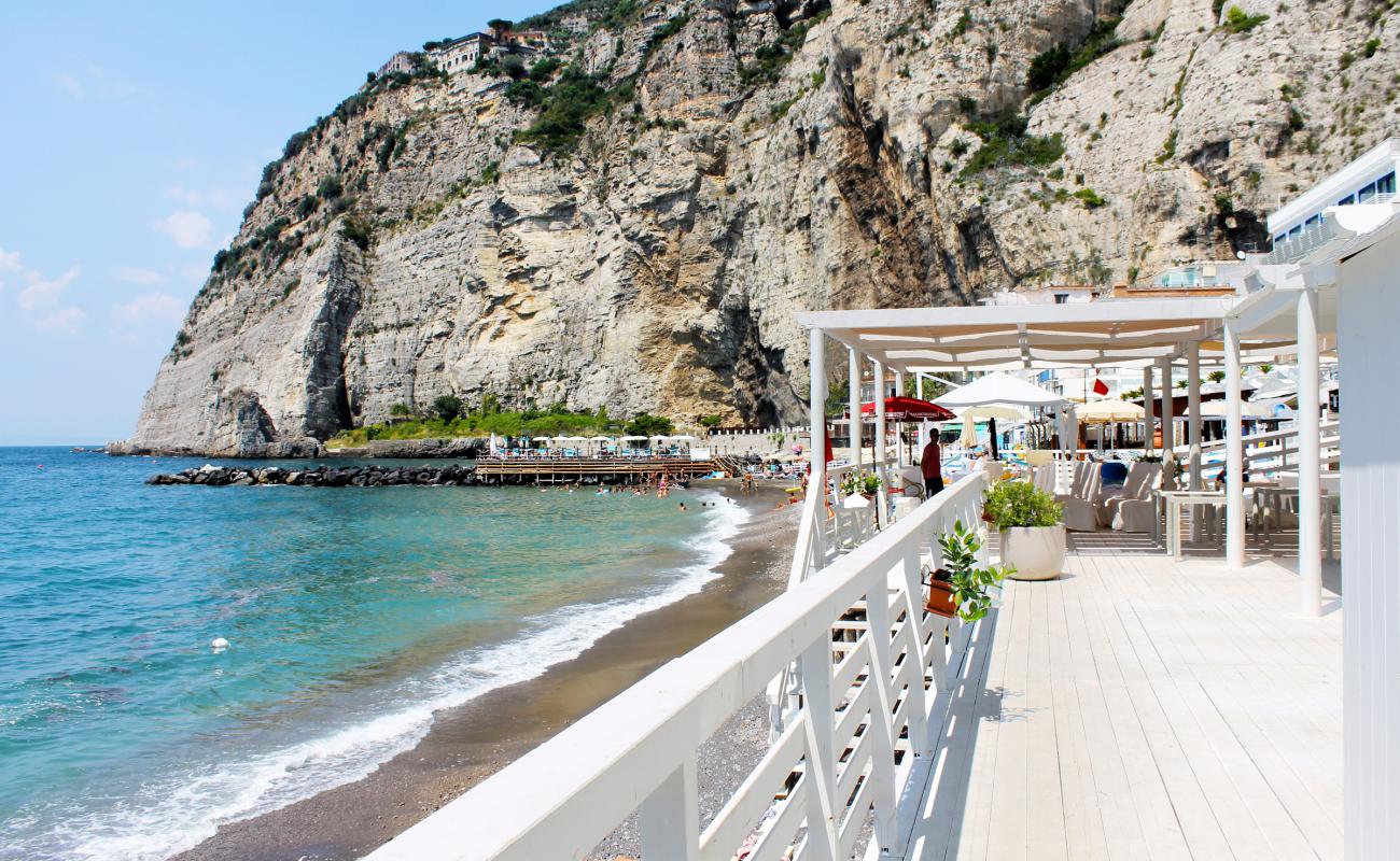Spiaggia di Meta II'in fotoğrafı gri çakıl taşı yüzey ile
