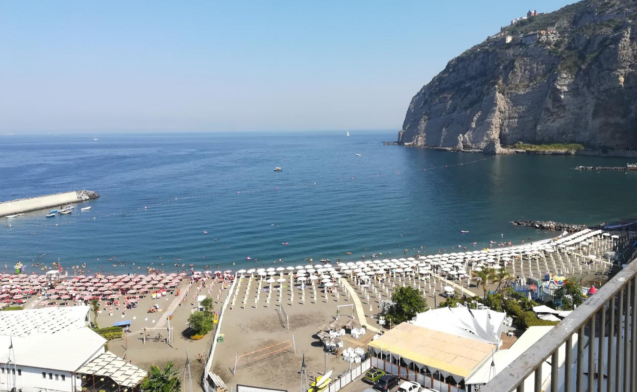 Spiaggia di Meta'in fotoğrafı kahverengi kum yüzey ile