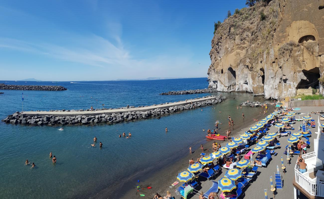 Spiaggia di Meta III'in fotoğrafı siyah kum ve çakıl yüzey ile