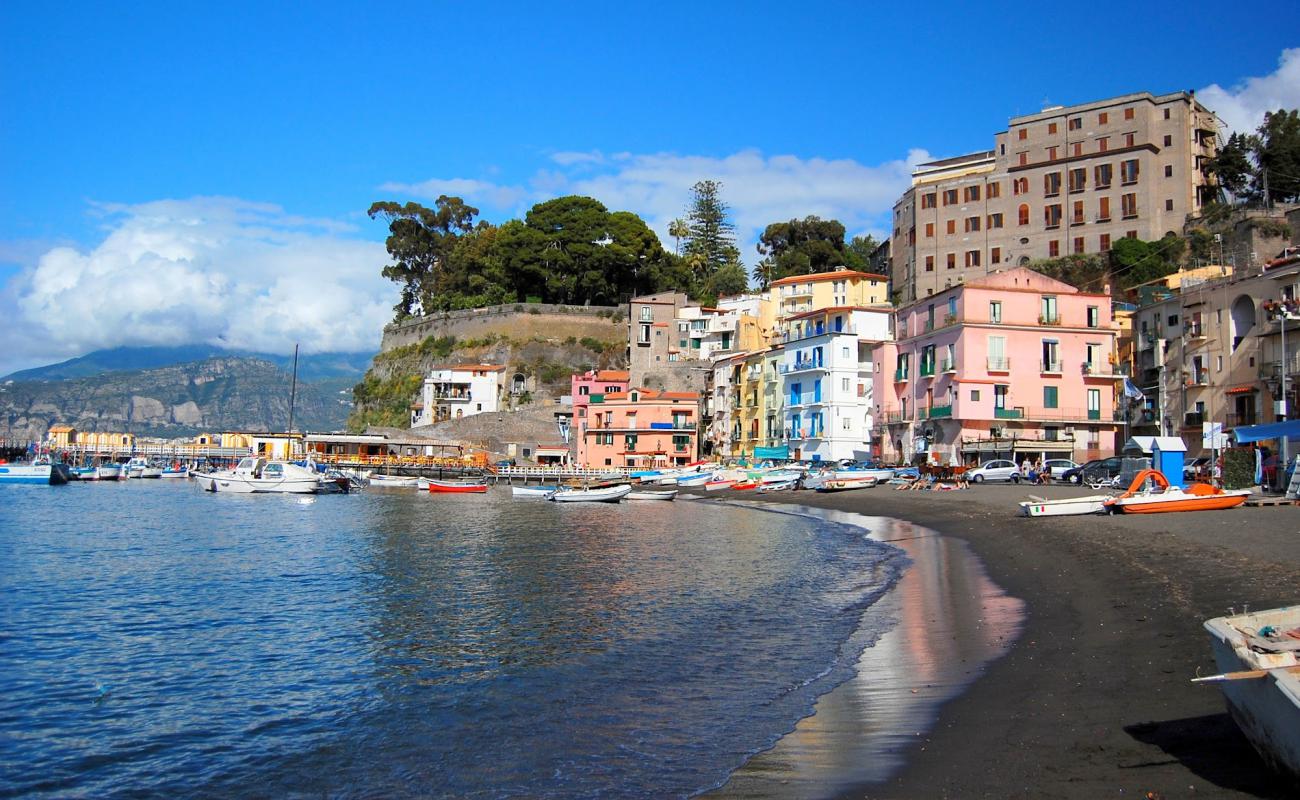 Spiaggia di Sorrento'in fotoğrafı gri kum ve çakıllar yüzey ile